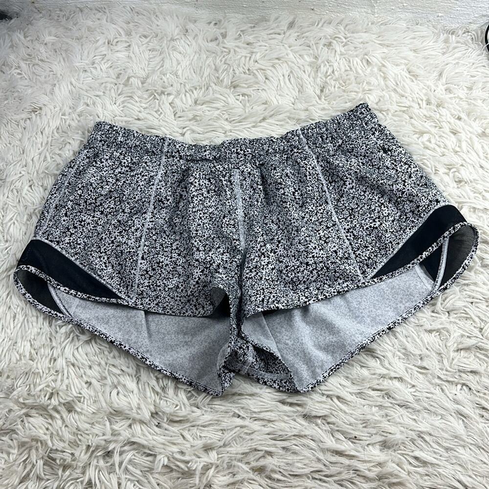 Lululemon Hotty Hot Short II *2.5" Ditsy Daisy White Black / Black